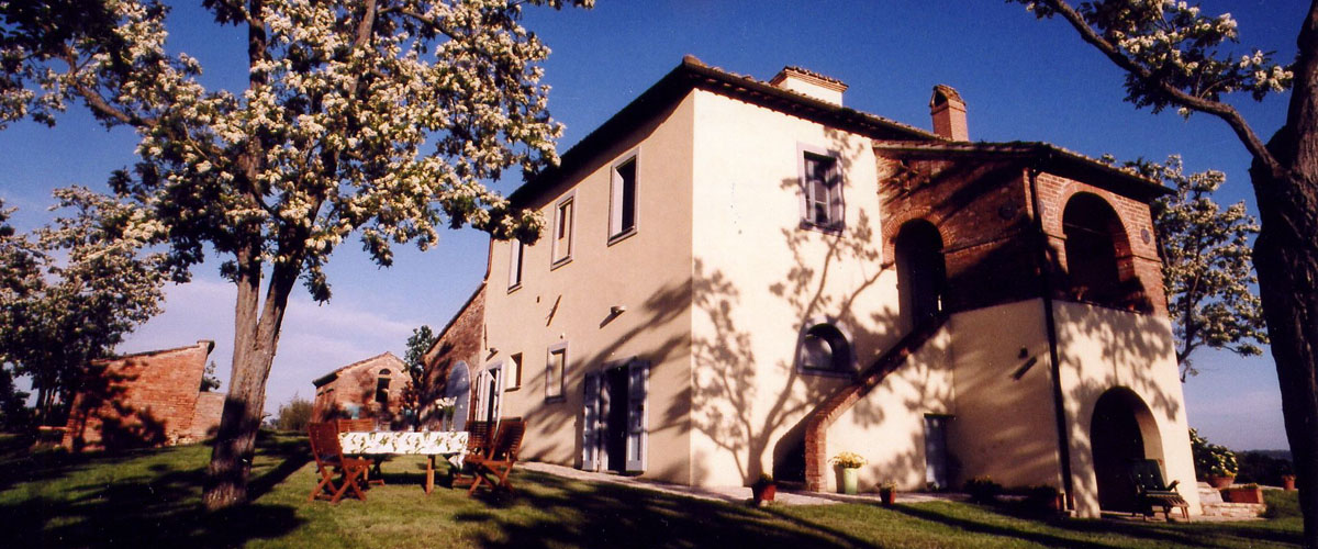 Alloggio Il Cerro — esterno del casolare al tramonto