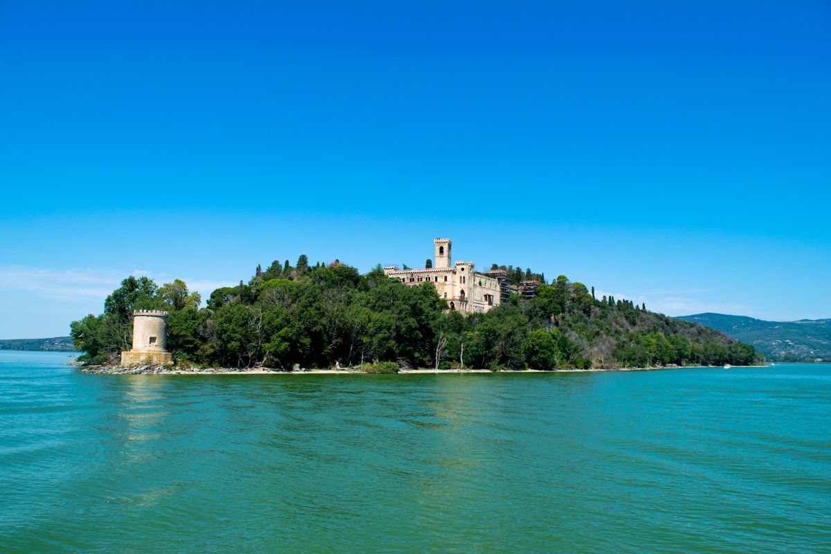 Isola sul Lago Trasimeno al confine tra Toscana e Umbria