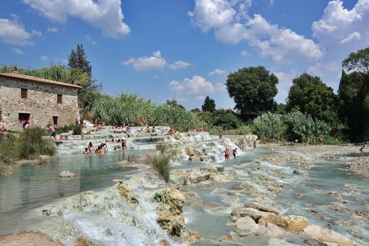 Terme naturali con cascate nella campagna toscana