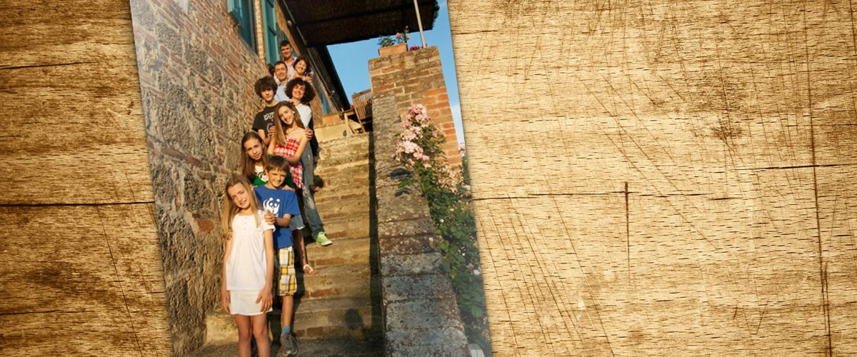 La famiglia di Poggio Pilella nella campagna toscana